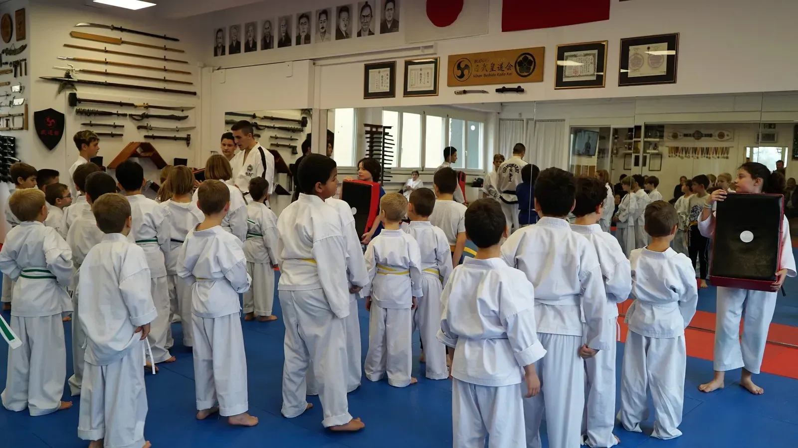 Kinder, Jugendliche und Erwachsene beim Training im Budo7 Dojo