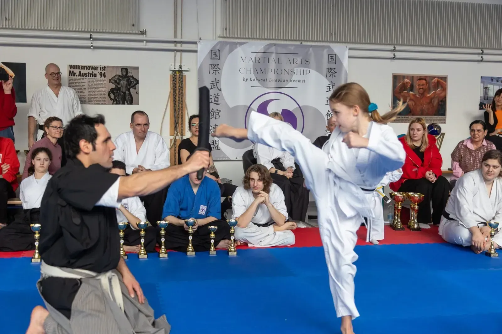 Metin Kayar coacht eine Athletin beim Wettkampf