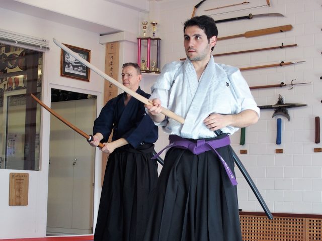 Kampfkünstler im Training mit Schwert – budo7 Martial Arts in Liechtenstein budo7 Martial Arts Liechtenstein – Training mit Schwert und Tradition
