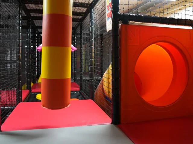 Bunter Indoor-Spielbereich für Kinder mit Kletterelementen – budo7 Liechtenstein budo7 Indoor-Spielplatz Liechtenstein – Spiel & Spaß für Kinder