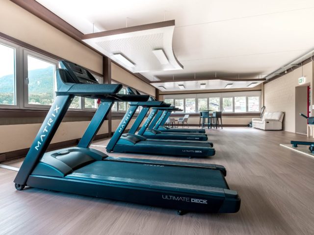 Lichtdurchflutetes Fitnessstudio mit hochwertigen Geräten – budo7 in Liechtenstein budo7 Fitnessstudio Liechtenstein – moderne Geräte und entspannte Atmosphäre